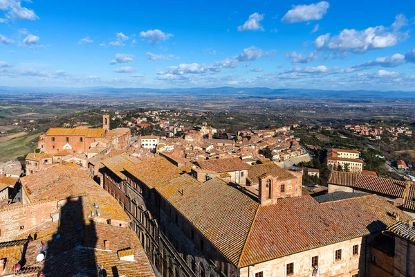 Vista aérea pitoresca da cidade medieval Montepulciano, na Toscana, Itália. Vista aérea do centro histórico no inverno . — Fotografia de Stock