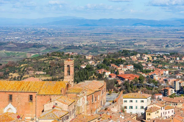 Vista aérea pitoresca da cidade medieval Montepulciano, na Toscana, Itália. Vista aérea do centro histórico no inverno . — Fotografia de Stock