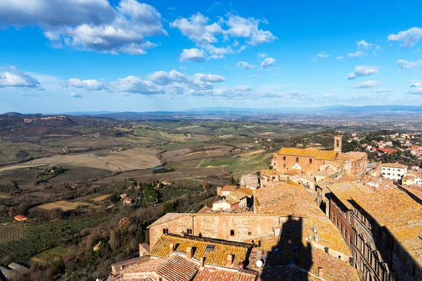 Vista aérea pitoresca da cidade medieval Montepulciano, na Toscana, Itália. Vista aérea do centro histórico no inverno . — Fotografia de Stock