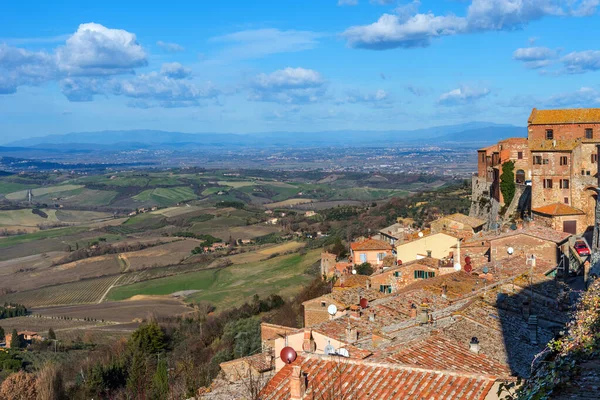 İtalya 'nın Toskana kentindeki ortaçağ şehri Montepulciano' nun resimli hava manzarası. Kışın tarihi merkezin havadan görünüşü. — Stok fotoğraf