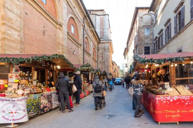 Montepulciano, İtalya - 3 Ocak 2019: Montepulciano 'da Noel Pazarı. Noel pazarındaki turistler. Montepulciano 'da Noel süslemeleri olan tarihi merkez.