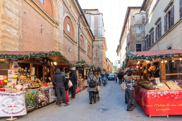 Montepulciano, 3 gennaio 2019: Mercatino di Natale a Montepulciano. Turisti al mercatino di Natale. Centro storico con addobbi natalizi a Montepulciano — Foto Stock