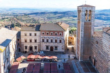 Montepulciano, İtalya - 3 Ocak 2019: Montepulciano 'da Noel Pazarı. Noel pazarındaki turistler. Montepulciano 'da Noel ağacı ve Noel süslemeleri olan tarihi merkez.