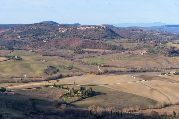Γραφική θέα χειμερινό τοπίο της Τοσκάνης με πέτρινα σπίτια, πολύχρωμους λόφους, χωράφια και αμπελώνες στην Ιταλία. — Φωτογραφία Αρχείου