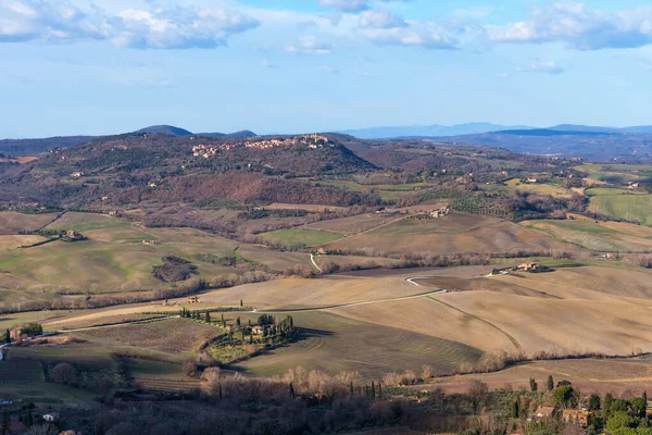 Picturesque winter landscape view of Tuscany with stone houses, colorful hills, fields and vineyards in Italy. — Stock Photo, Image