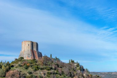 Ortaçağ kalesi Tentennano 'nun Rocca' sıyla Toskana kırsalının muhteşem manzarası kışın tepede.