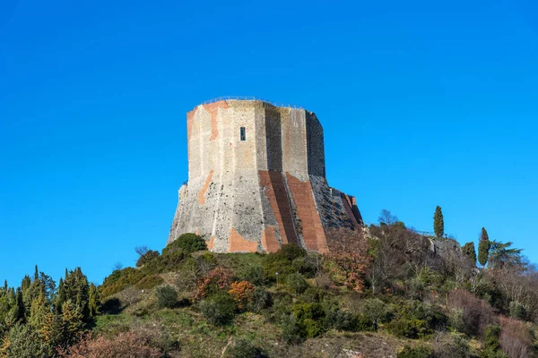 Verbazingwekkend landschap van het Toscaanse platteland met de middeleeuwse vesting Rocca van Tentennano op de heuvel in de winter. — Stockfoto