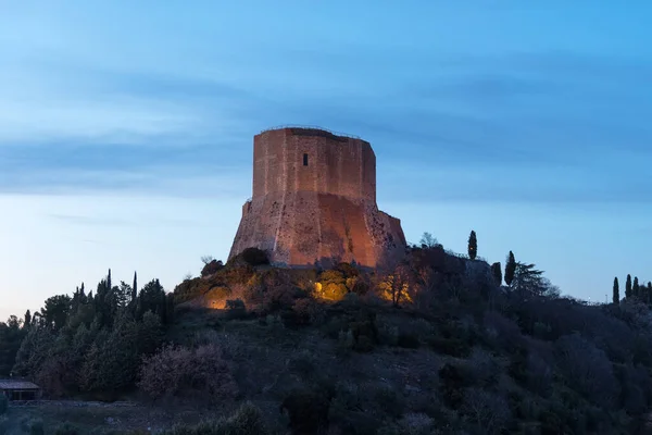 Paisagem incrível da paisagem toscana com a fortaleza medieval Rocca de Tentennano na colina no inverno ao pôr do sol . — Fotografia de Stock