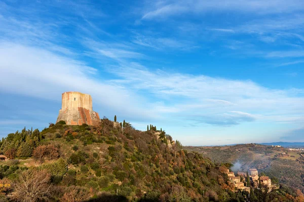 Paisagem incrível da paisagem toscana com a fortaleza medieval Rocca de Tentennano na colina no inverno . — Fotografia de Stock