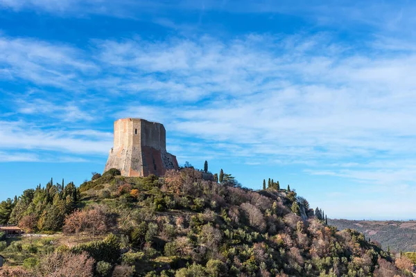 Verbazingwekkend landschap van het Toscaanse platteland met de middeleeuwse vesting Rocca van Tentennano op de heuvel in de winter. — Stockfoto