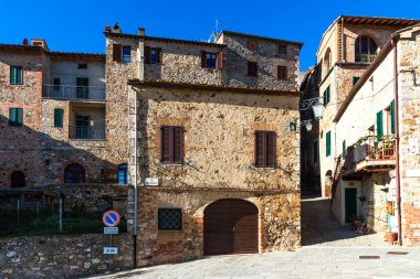 Castiglione d 'Orcia, İtalya - 2 Ocak 2019: Val d' Orcia, Tuscany, İtalya 'da Castiglione d' Orcia sokak manzarası. İtalya 'nın tipik küçük kasabası..