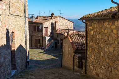 Castiglione d 'Orcia, İtalya - 2 Ocak 2019: Val d' Orcia, Tuscany, İtalya 'da Castiglione d' Orcia sokak manzarası. İtalya 'nın tipik küçük kasabası..