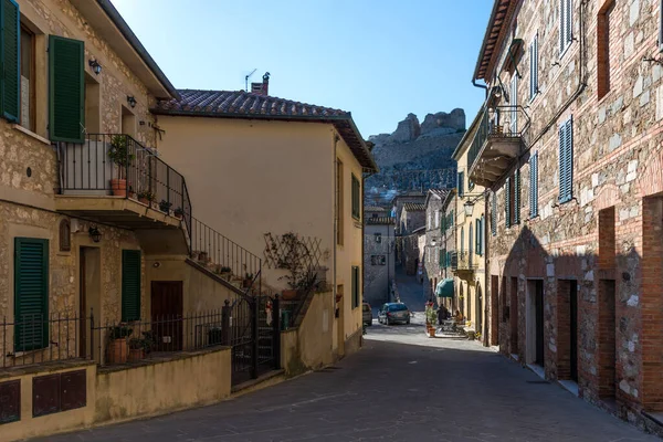 Castiglione d 'Orcia, Itálie - 2. ledna 2019: Pohled na ulici Castiglione d' Orcia ve Val d 'Orcia, Toskánsko, Itálie. Malé typické město v Itálii. — Stock fotografie