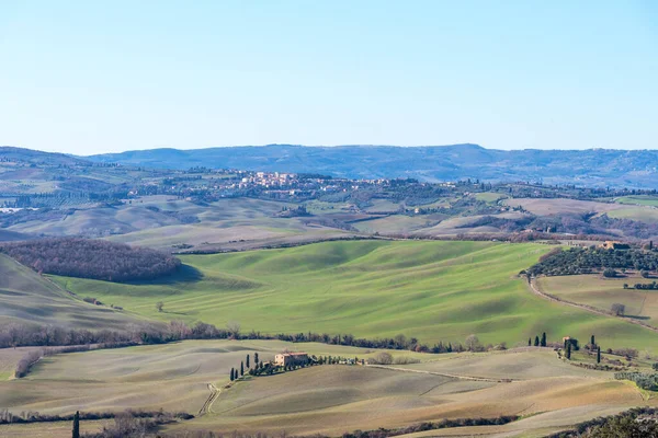 Vue pittoresque du paysage hivernal de la Toscane avec des maisons en pierre, des collines colorées, des champs et des vignobles en Italie . — Photo