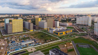 Mytishchi, Rusya - 10 Ağustos 2019: Rusya 'nın Mytishchi bölgesindeki Yaroslavsky yerleşim kompleksinin panoramik görünümü. Yeni konut manzarası.