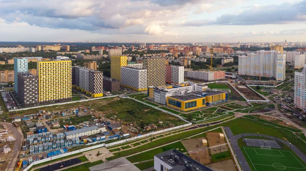 Mytishchi, Rusya - 10 Ağustos 2019: Rusya 'nın Mytishchi bölgesindeki Yaroslavsky yerleşim kompleksinin panoramik görünümü. Yeni konut manzarası.