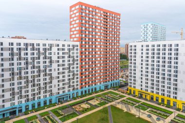 Mytishchi, Rusya - 10 Ağustos 2019: Rusya 'nın Mytishchi bölgesindeki Yaroslavsky yerleşim kompleksinin panoramik görünümü. Yeni konut manzarası.