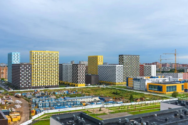 Mytishchi, Russie - 10 août 2019 : Vue panoramique du complexe résidentiel Iaroslavski à Mytishchi, région de Moscou, Russie. Vue réelle des maisons résidentielles neuves . — Photo