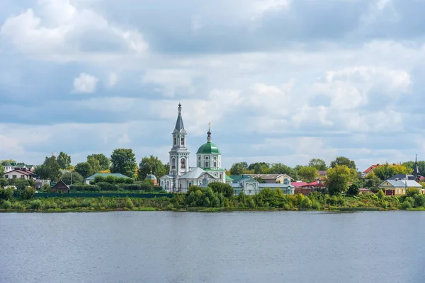Vista panorâmica bonita do Convento de Santa Catarina em Tver, Rússia, no verão . — Fotografia de Stock