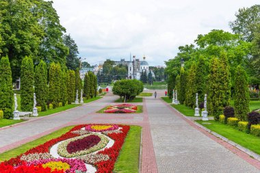 Tver, Rusya - 3 Ağustos 2019: Tver, Rusya 'daki şehir parkının yaz manzarası.