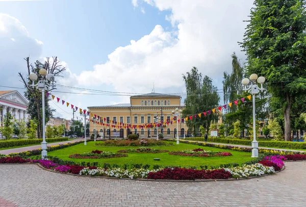 Тверь, Россия - 3 августа 2019 года: Летний вид на городской парк в Твери, Россия . — стоковое фото