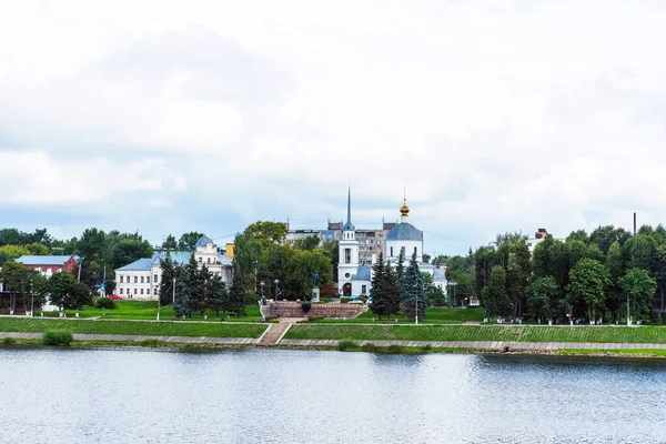 Sommer-Panoramablick auf das Ufer der Wolga mit Denkmal für Athanasius Nikitin und Kirche der drei Beichtväter in tver, Russland. — Stockfoto