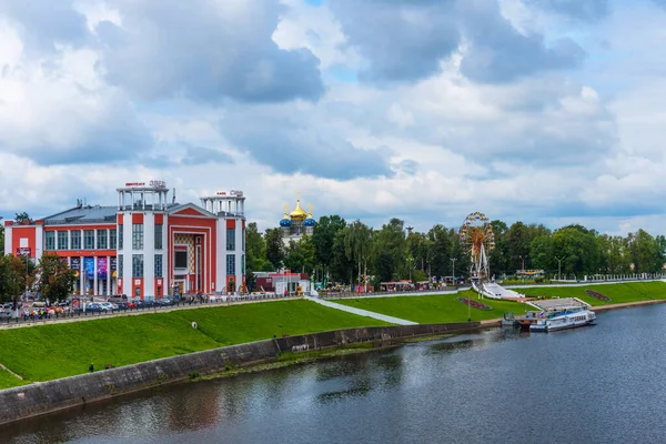 Tver, Rusia - 3 de agosto de 2019: Vista panorámica de verano del terraplén del río Volga con una noria multicolor, la estrella de cine más antigua de la ciudad y un muelle para barcos . — Foto de Stock