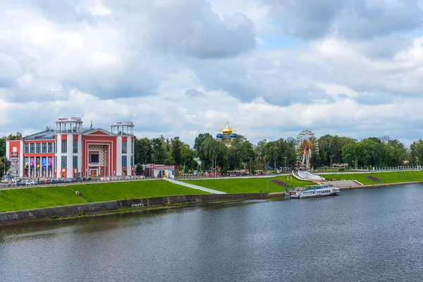 Tver, Rusia - 3 de agosto de 2019: Vista panorámica de verano del terraplén del río Volga con una noria multicolor, la estrella de cine más antigua de la ciudad y un muelle para barcos . — Foto de Stock