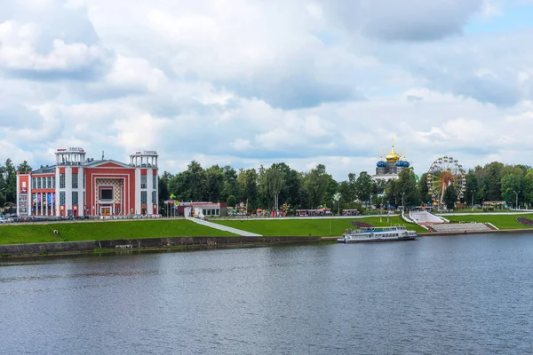 Tver, Rusia - 3 de agosto de 2019: Vista panorámica de verano del terraplén del río Volga con una noria multicolor, la estrella de cine más antigua de la ciudad y un muelle para barcos . —  Fotos de Stock