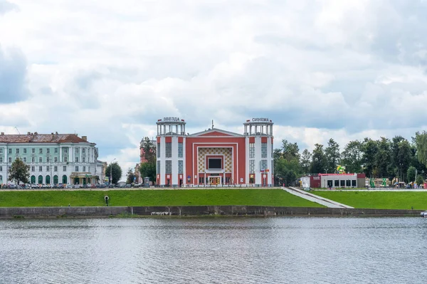 Tver, Rusia - 3 de agosto de 2019: Vista panorámica de verano del terraplén del río Volga con la estrella de cine más antigua de la ciudad — Foto de Stock