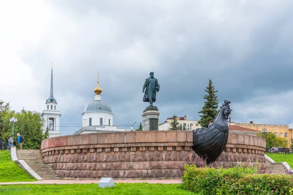 Tver, Rusia - 3 de agosto de 2019: Monumento a Nikitin Afanasy e Iglesia de los Tres Confesores en el terraplén del Volga en Tver —  Fotos de Stock