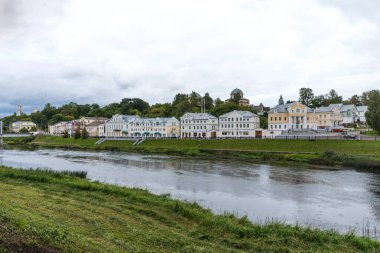 Torzhok, Rusya - 4 Ağustos 2019: Rusya 'nın Torzhok kentindeki eski binalarla birlikte Tvertsa Nehri' nin setinin panoramik yaz manzarası.
