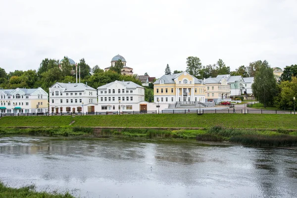 Torzhok, Rusko - 4. srpna 2019: Panoramatický letní pohled na nábřeží řeky Tvertsy se starými budovami v ruském Torzhoku. — Stock fotografie