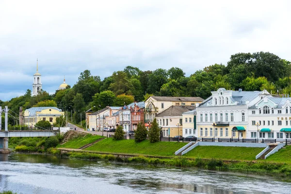 Torzhok, Rusya - 4 Ağustos 2019: Rusya 'nın Torzhok kentindeki eski binalarla birlikte Tvertsa Nehri' nin setinin panoramik yaz manzarası. — Stok fotoğraf