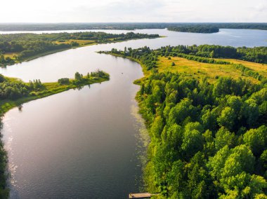 Rusya 'daki Tver Oblastı' nın Ostashkovsky Bölgesi 'ndeki Seliger Gölü' nün güzel panoramik manzarası. Orta Rusya 'nın en büyük doğal gölleri. Küçük adaları, ormanları ve tepeleri olan Seliger Gölü manzarası.