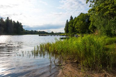 Rusya 'daki Tver Oblastı' nın Ostashkovsky Bölgesi 'ndeki Seliger Gölü' nün güzel panoramik manzarası. Orta Rusya 'nın en büyük doğal gölleri. Küçük adaları, ormanları ve tepeleri olan Seliger Gölü manzarası.
