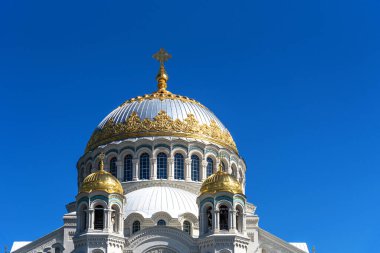 Kronstadt, Rusya 'daki Aziz Niklas Donanma Katedrali' nin kubbesi. Kronstadt Deniz Katedrali 'nin ön yüzü.