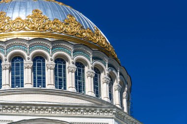 Kronstadt, Rusya 'daki Aziz Niklas Donanma Katedrali' nin kubbesi. Kronstadt Deniz Katedrali 'nin ön yüzü.