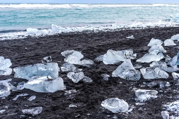 冰岛Jokulsarlon环礁湖附近的钻石海滩冬季风景如画 冰岛Jokulsarlon泻湖附近的钻石海滩上 有着冰山碎片的黑色沙滩上令人惊奇的风景如画 — 图库照片