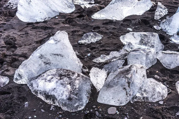冰岛Jokulsarlon环礁湖附近的钻石海滩冬季风景如画 冰岛Jokulsarlon泻湖附近的钻石海滩上 有着冰山碎片的黑色沙滩上令人惊奇的风景如画 — 图库照片