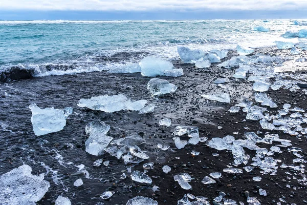 冰岛Jokulsarlon环礁湖附近的钻石海滩冬季风景如画 冰岛Jokulsarlon泻湖附近的钻石海滩上 有着冰山碎片的黑色沙滩上令人惊奇的风景如画 — 图库照片