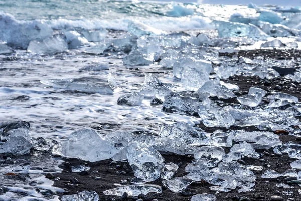 冰岛Jokulsarlon环礁湖附近的钻石海滩冬季风景如画 冰岛Jokulsarlon泻湖附近的钻石海滩上 有着冰山碎片的黑色沙滩上令人惊奇的风景如画 — 图库照片