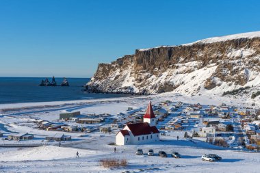 İzlanda 'daki tepedeki Vik I Myrdal kilisesinin manzarası. İzlanda 'da Vik I Myrdal ile Aereal kış manzarası.