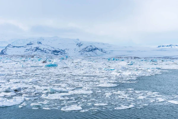 冰岛Jokulsarlon环礁湖的爱实冬季景观 冬季冰川型冰川泻湖湾美丽的风景画 — 图库照片