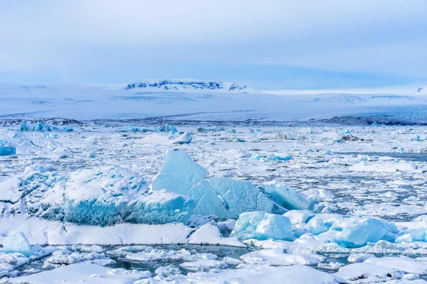 アイスランドのジョクルサロンラグーンの空中冬の風景 冬のアイスランドの氷河ラグーンベイの美しい風景写真 — ストック写真