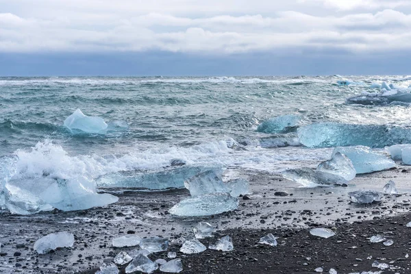 Splendida Vista Pittoresca Della Spiaggia Sabbia Nera Con Pezzi Iceberg — Foto Stock