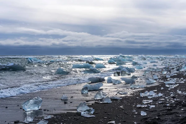 Splendida Vista Pittoresca Della Spiaggia Sabbia Nera Con Pezzi Iceberg — Foto Stock