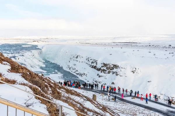 Gullfoss Island Března 2020 Lidé Vyhlídce Nad Vodopádem Gullfoss Jednou — Stock fotografie