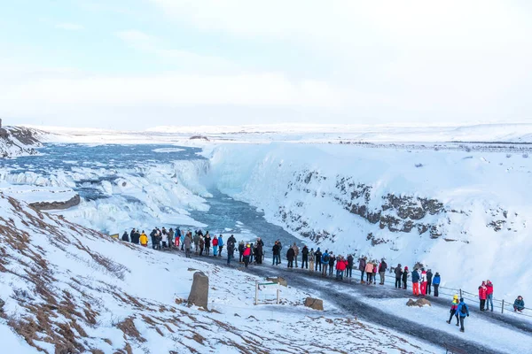 Gullfoss Island Března 2020 Lidé Vyhlídce Nad Vodopádem Gullfoss Jednou — Stock fotografie