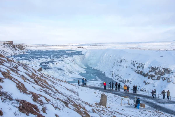 Gullfoss Iceland 2020年3月4日 人们对冰岛最受欢迎的旅游胜地之一古尔佛斯瀑布的看法 观景台上的游客看着冰岛的古尔佛斯瀑布 — 图库照片